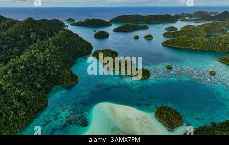 Vue aérienne des îles dispersées avec l'eau bleue de l'océan à Wajag Island, Raja Ampat, Papouasie occidentale, Indonésie. Banque D'Images