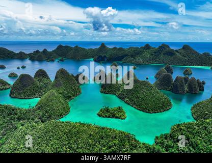 Vue aérienne des îles dispersées avec l'eau bleue de l'océan à Wajag Island, Raja Ampat, Papouasie occidentale, Indonésie. Banque D'Images