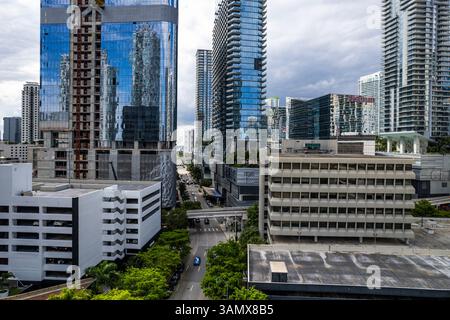 Vue aérienne des gratte-ciels modernes et des rues animées de Brickell, Miami, États-Unis. Banque D'Images