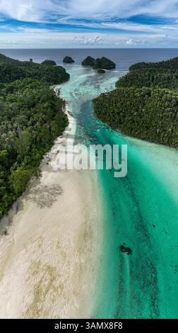 Vue aérienne panoramique de l'archipel des îles à Wajag Island, Raja Ampat, Papouasie occidentale, Indonésie. Banque D'Images