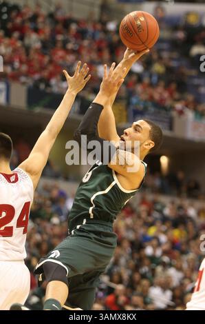 15 mars 2014 - Indianapolis, Indianapolis, États-Unis - Denzel Valentine du Michigan State marque contre Bronson Koenig du Wisconsin lors de la première mi-temps des demi-finales du Big Ten Ten Tournament à Bankers Life Field House à Indianapolis le samedi 15 mars 2014. Michigan State avancé, 83-75. (Crédit image : © Kirthmon F. Dozier/MCT/ZUMAPRESS.com) Banque D'Images