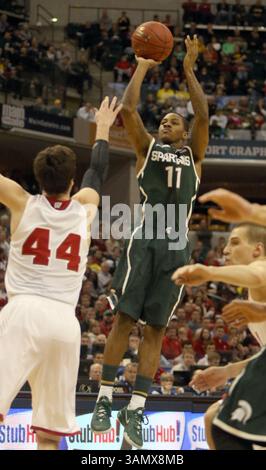 15 mars 2014 - Indianapolis, Indianapolis, États-Unis - Keith Appling (11) de l'État du Michigan marque contre Frank Kaminsky du Wisconsin lors des demi-finales du Big Ten Ten Tournament à Bankers Life Field House à Indianapolis le samedi 15 mars 2014. Michigan State avancé, 83-75. (Crédit image : © Kirthmon F. Dozier/MCT/ZUMAPRESS.com) Banque D'Images