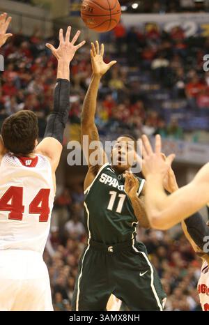 15 mars 2014 - Indianapolis, Indianapolis, États-Unis - Keith Appling (11) du Michigan State passe contre Frank Kaminsky du Wisconsin lors de la première mi-temps des demi-finales du Big Ten Ten Tournament à Bankers Life Field House à Indianapolis le samedi 15 mars 2014. Michigan State avancé, 83-75. (Crédit image : © Kirthmon F. Dozier/MCT/ZUMAPRESS.com) Banque D'Images