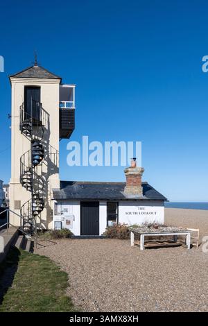 La tour South Lookout sur la côte à Aldeburgh, Suffolk, East Anglia, Angleterre, Royaume-Uni Banque D'Images
