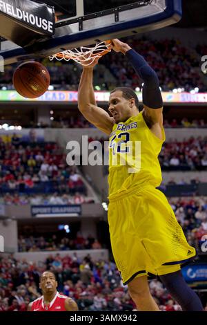 15 mars 2014 - Indianapolis, Indiana, U. S - Jordan Morgan (52) des Michigan Wolverines claque la balle dans la première moitié du match entre les Ohio State Buckeyes et les Michigan Wolverines au Bankers Life Fieldhouse, Indianapolis, Indiana. (Crédit image : © Scott Stuart/ZUMAPRESS.com) Banque D'Images