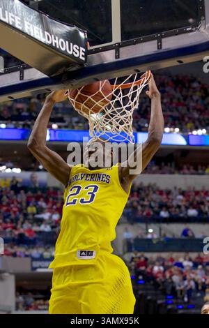 15 mars 2014 - Indianapolis, Indiana, U. S - Caris Levert (23 ans) des Michigan Wolverines claque la balle dans la première moitié du match entre les Ohio State Buckeyes et les Michigan Wolverines au Bankers Life Fieldhouse, Indianapolis, Indiana. (Crédit image : © Scott Stuart/ZUMAPRESS.com) Banque D'Images