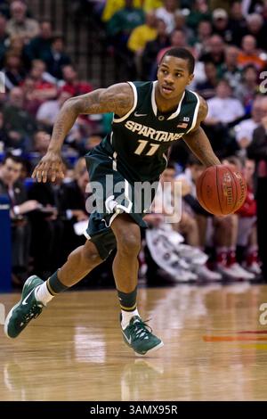 15 mars 2014 - Indianapolis, Indiana, U. S - Keith Appling (11 ans) des Michigan State Spartans dirige l'attaque dans la seconde moitié du match entre les Michigan State Spartans et les Wisconsin Badgers à Bankers Life Fieldhouse, Indianapolis, Indiana. (Crédit image : © Scott Stuart/ZUMAPRESS.com) Banque D'Images
