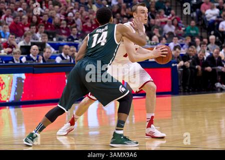 15 mars 2014 - Indianapolis, Indiana, U. S - Gary Harris (14 ans) des Spartans du Michigan défend Sam Decker (15 ans) des Badgers du Wisconsin dans la première moitié du match entre les Spartans du Michigan et les Badgers du Wisconsin au Bankers Life Fieldhouse, Indianapolis, Indiana. (Crédit image : © Scott Stuart/ZUMAPRESS.com) Banque D'Images