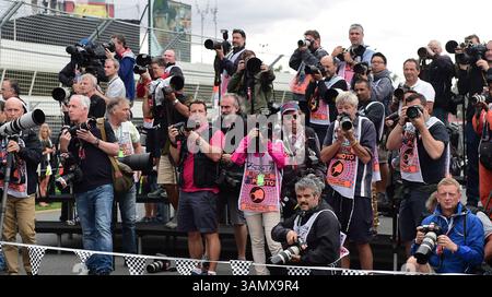 16 mars 2014 - Melbourne, Victoria, Australie - les photographes se réunissent pour la photo des pilotes sur la ligne droite principale le quatrième jour du Grand Prix australien de formule 1 2014, Melbourne, Australie. (Crédit image : © Theo Karanikos/ZUMAPRESS.com) Banque D'Images
