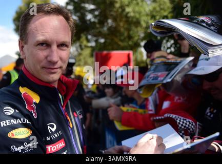 16 mars 2014 - Melbourne, Victoria, Australie - Christian Horner, principal de l'équipe Red Bull, signe des autographes le quatrième jour du Grand Prix australien de formule 1 2014, Melbourne, Australie. (Crédit image : © Theo Karanikos/ZUMAPRESS.com) Banque D'Images