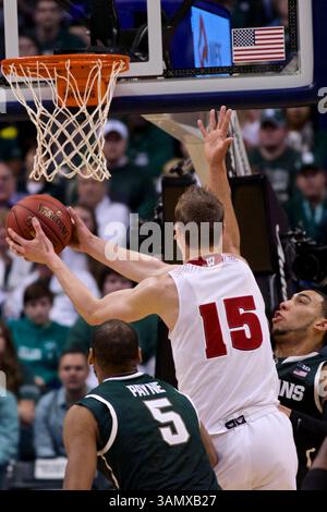 15 mars 2014 - Indianapolis, Indiana, U. S - Sam Decker (15 ans) des Wisconsin Badgers pose la balle autour de Denzel Valentine (45 ans) des Michigan State Spartans dans la seconde moitié du match entre les Michigan State Spartans et les Wisconsin Badgers au Bankers Life Fieldhouse, Indianapolis, Indiana. (Crédit image : © Scott Stuart/ZUMAPRESS.com) Banque D'Images