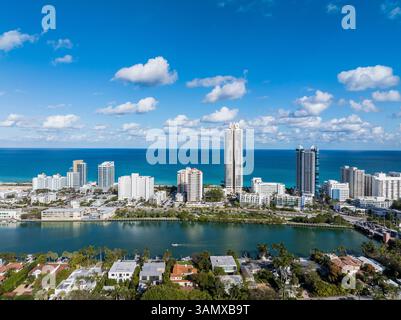 Vue aérienne de Miami Beach au-dessus de l'Intracoastal, Miami Beach, Floride, États-Unis. Banque D'Images