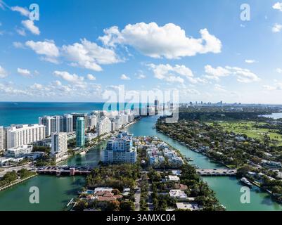 Vue aérienne des gratte-ciel de Miami Beach au-dessus de la Gorce, Allison Island, Floride, États-Unis. Banque D'Images