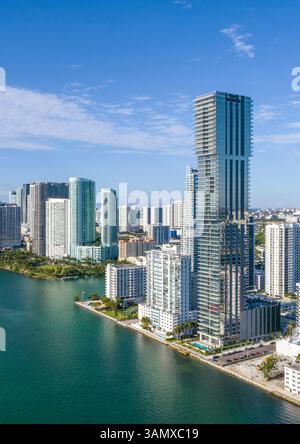 Vue aérienne de la ville d'Edgewater au bord de l'eau, Sunny Isles Beach, Floride, États-Unis. Banque D'Images