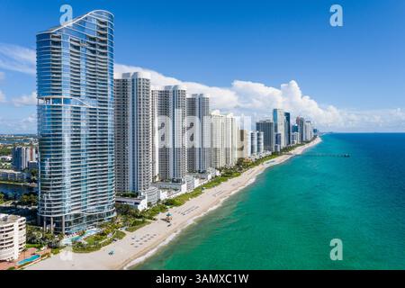 Vue aérienne de la plage de Waikiki et des gratte-ciel de Sunny Isles Beach, Floride, États-Unis. Banque D'Images