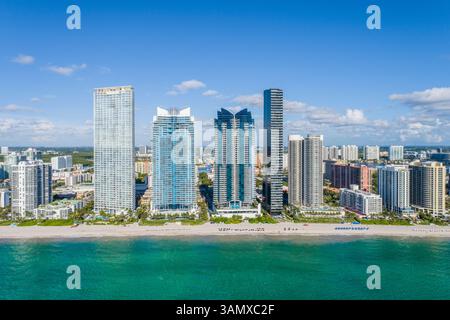 Vue aérienne de la belle ville balnéaire Sunny Isles Beach, Floride, États-Unis. Banque D'Images