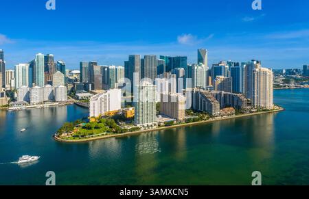 Vue aérienne du paysage urbain moderne avec gratte-ciel à Brickell Key, Miami, Floride, États-Unis. Banque D'Images