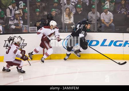 17 mars 2014 - Los Angeles, CA, États-Unis d'Amérique - 17 mars 2014 - Los Angeles, CA, États-Unis d'Amérique - L'aile gauche des Kings de Los Angeles Kyle Clifford (13) déplace la rondelle devant le défenseur des Phoenix Coyotes Chris Summers (20) pendant la première période du match de la LNH entre les Phoenix Coyotes et les Kings de Los Angeles au Staples Center de Los Angeles, CA. (Crédit image : Seth Sanchez/Cal Sport Media)(crédit : © Seth Sanchez/ZUMAPRESS.com) Banque D'Images
