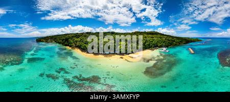 Vue aérienne panoramique de la mer turquoise le long de la côte à Montego Bay, Saint James, Jamaïque. Banque D'Images