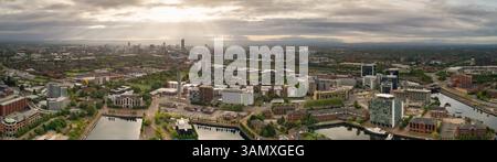 Vue aérienne panoramique de Manchester, Salford, Royaume-Uni. Pris de Salford Keys avec l'horizon du centre-ville de Manchester au loin. Avec des rayons de lumière qui rayonnent vers le bas. Banque D'Images