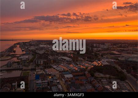 Vue aérienne du paysage urbain de Hull le long de la rivière Humber au coucher du soleil, Kingston upon Hull, Royaume-Uni. Banque D'Images