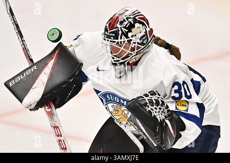 Budweis, République tchèque. 14 avril 2025. La gardienne Emilia Kyrkko (fin) en action lors du Championnat mondial féminin de l’IIHF, Groupe A, match Suisse vs Finlande, à Ceske Budejovice, République tchèque, le 14 avril 2025. Crédit : Lubos Pavlicek/CTK photo/Alamy Live News Banque D'Images