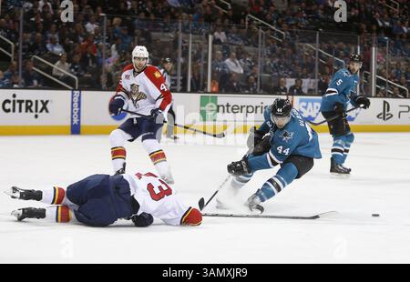 18 mars 2014 - San Jose, CA, USA - Un tir des Sharks de San Jose Marc-Edouard Vlasic (44) est bloqué par Scott Gomez des Panthers de Floride en première période au SAP Center à San Jose, Calif, le mardi 18 mars 2014. (Crédit image : © Josie Lepe/MCT/ZUMAPRESS.com) Banque D'Images