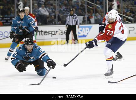 18 mars 2014 - San Jose, CA, USA - Jason Demers des Sharks de San Jose (5) plonge pour bloquer la rondelle contre Brandon Pirri des Panthers de Floride (73) en deuxième période au SAP Center de San Jose, Calif, le mardi 18 mars 2014. (Crédit image : © Josie Lepe/MCT/ZUMAPRESS.com) Banque D'Images