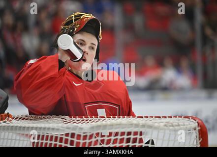 Budweis, République tchèque. 14 avril 2025. La gardienne Saskia Maurer (sui) est vue lors du Championnat mondial féminin de l’IIHF, Groupe A, match Suisse vs Finlande, à Ceske Budejovice, en République tchèque, le 14 avril 2025. Crédit : Lubos Pavlicek/CTK photo/Alamy Live News Banque D'Images
