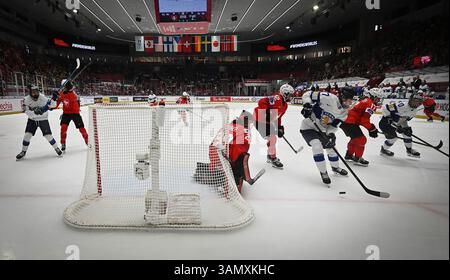 Budweis, République tchèque. 14 avril 2025. Le Championnat mondial féminin de l'IIHF, Groupe A, affrontera la Suisse contre la Finlande, à Ceske Budejovice, en République tchèque, le 14 avril 2025. Crédit : Lubos Pavlicek/CTK photo/Alamy Live News Banque D'Images