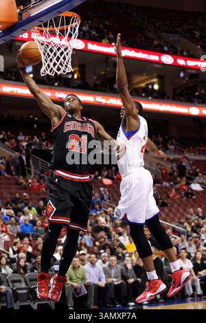 19 mars 2014 : le garde des Chicago Bulls Jimmy Butler (21 ans) se lance dans le tir avec l'attaquant des 76ers de Philadelphie Thaddeus Young (21 ans) qui défend lors du match NBA entre les Chicago Bulls et les 76ers de Philadelphie au Wells Fargo Center à Philadelphie, en Pennsylvanie. Christopher Szagola/Cal Sport Media(image crédit : © Chris Szagola/Cal Sport Media/ZUMAPRESS.com) Banque D'Images