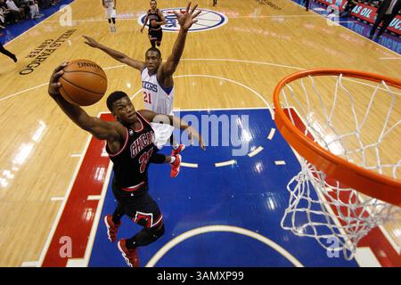 19 mars 2014 : le garde des Chicago Bulls Jimmy Butler (21 ans) se lance dans le tir avec l'attaquant des 76ers de Philadelphie Thaddeus Young (21 ans) qui le suit lors du match NBA entre les Chicago Bulls et les 76ers de Philadelphie au Wells Fargo Center à Philadelphie, en Pennsylvanie. Les Bulls ont gagné 102-94. Christopher Szagola/Cal Sport Media(image crédit : © Chris Szagola/Cal Sport Media/ZUMAPRESS.com) Banque D'Images