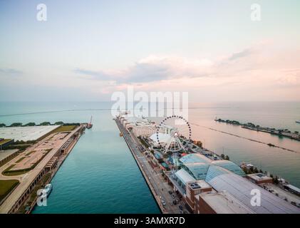 Vue aérienne de la jetée touristique pendant le coucher de soleil rose, Chicago, États-Unis. Banque D'Images