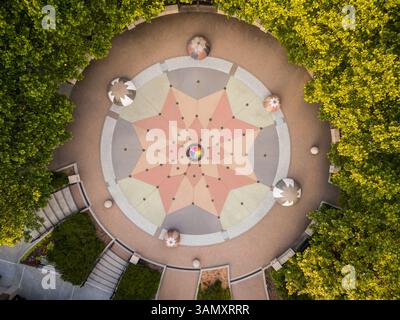Vue aérienne de la personne tenant un parapluie coloré sur fond de galet, USA. Banque D'Images