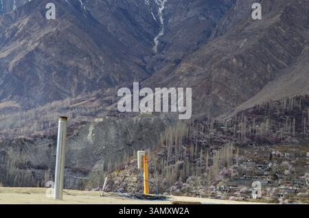 Une vue du Fort Baltit niché dans les contreforts, capturée depuis le toit du Fort Altit. Banque D'Images