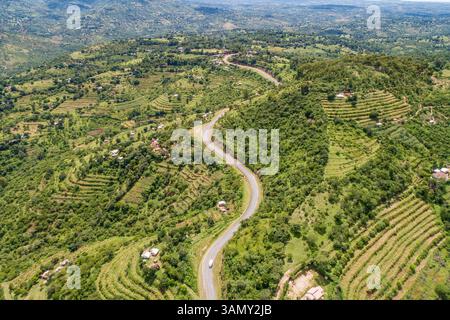 Vue aérienne d'une route sinueuse traversant une colline dans la région de Kivani, Makueni, Kenya Banque D'Images
