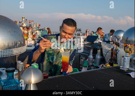 Un barman préparant un cocktail dans un bar et restaurant sur le toit d'un hôtel de luxe à Bangkok, Thaïlande Banque D'Images