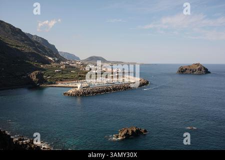 Port de plaisance de Garachico sur la côte nord de Tenerife avec le célèbre rocher de Garachico à droite, Tenerife, îles Canaries, Espagne Banque D'Images