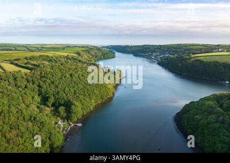 Vue aérienne descendant la rivière Lerryn au-dessus de la cime des arbres au coucher du soleil, Lostwithiel, Lerryn, Cornouailles, Royaume-Uni. Banque D'Images