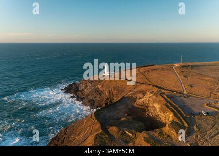 Vue aérienne panoramique de Trevose Head et du phare au coucher du soleil, Padstow, Cornouailles, Royaume-Uni. Banque D'Images