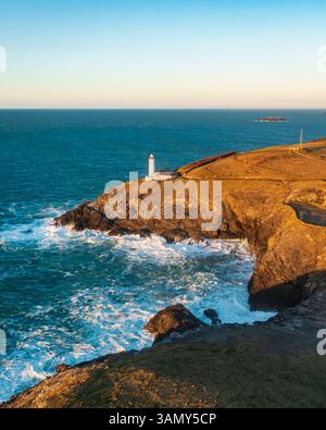 Vue aérienne panoramique de Trevose Head et du phare au coucher du soleil, Padstow, Cornouailles, Royaume-Uni. Banque D'Images