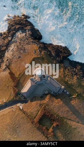 Vue aérienne panoramique de Trevose Head et du phare au coucher du soleil, Padstow, Cornouailles, Royaume-Uni. Banque D'Images