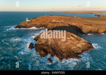 Vue aérienne panoramique de Trevose Head et du phare au coucher du soleil, Padstow, Cornouailles, Royaume-Uni. Banque D'Images