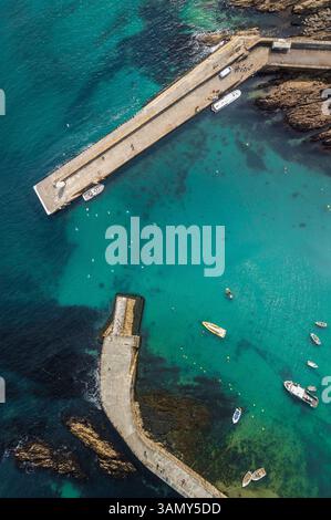 Vue aérienne du port de Mevagissey à marée basse avec des bateaux de pêche ancrés, Cornouailles, Mevagissey, Royaume-Uni. Banque D'Images