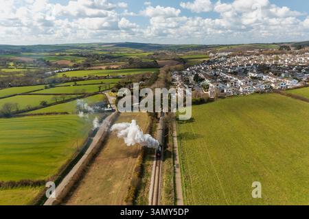 Vue aérienne du train à vapeur Bodmin et Wenford allant de Boscarne Junction Station à Bodmin General Station, Cornwall, Royaume-Uni. Banque D'Images