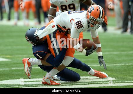19 avril 2014 - Syracuse, New York, U. S - Syracuse Orange Wide Receiver JARROD WEST (88) tente de briser le tacle de Syracuse Orange Cornerback JULIAN WHIGHAM (1) en première mi-temps au match annuel de football du printemps au Carrier Dome à Syracuse, NY. (crédit image : © Michael Johnson/ZUMAPRESS.com) Banque D'Images