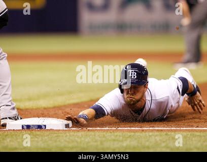 19 avril 2014 - Petersburg, FL, USA - Ben Zobrist des Rays de Tampa Bay plonge de nouveau à la première base en troisième manche contre les Yankees de New York au Tropicana Field à Petersburg, Floride, le samedi 19 avril 2014. (Crédit image : © Will Vragovic/MCT/ZUMAPRESS.com) Banque D'Images