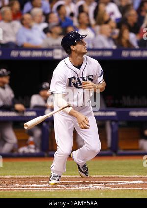 19 avril 2014 - établi Petersburg, FL, USA - Wil Myers, The Tampa Bay Rays' regarde le vol de son home run en deuxième manche contre les Yankees de New York au Tropicana Field à Petersburg, Floride, le samedi 19 avril 2014. (Crédit image : © Will Vragovic/MCT/ZUMAPRESS.com) Banque D'Images
