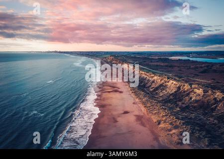 Vue aérienne de la plage de Hengistbury Head au coucher du soleil à Southbourne, Bournemouth, Royaume-Uni Banque D'Images