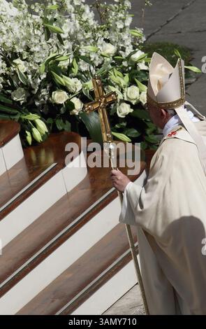 20 avril 2014 - Vatican City State (Saint-Siège) - LE PAPE FRANÇOIS célèbre la messe de Pâques sur la place Pierre au Vatican. À la fin de la messe, le pape françois livre la bénédiction spéciale ''Urbi et Orbi'' depuis le balcon de la façade de Pierre. (Crédit image : © Evandro Inetti/ZUMAPRESS.com) Banque D'Images